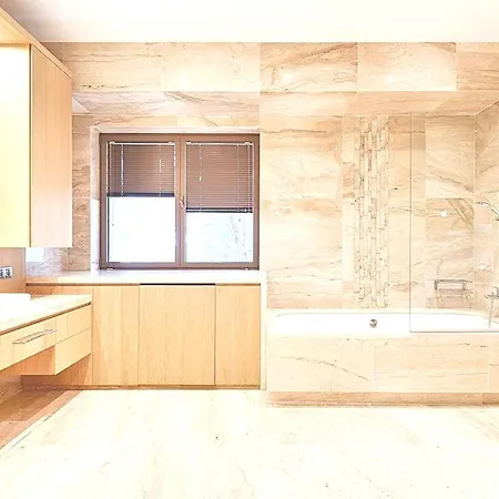 Location New 5 Bedrooms Semesterbostad *